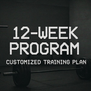 Może przedstawiać: Czarno-białe zdjęcie siłowni z białym tekstem "12-WEEK PROGRAM" i "CUSTOMIZED TRAINING PLAN". Sztanga z obciążnikami na pierwszym planie. Inny sprzęt do ćwiczeń widoczny w tle.