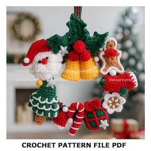 Könnte beinhalten: Ein handgefertigter gehäkelter Weihnachtskranz mit Santa Claus, Weihnachtsbaum, Glocken, Lebkuchenmann, Geschenk, Zuckerstange und Schneeflocke. Der Kranz hat rote, grüne, weiße und gelbe Akzente. Der Text "CROCHET PATTERN FILE PDF" befindet sich unten.