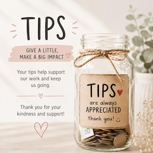 Könnte beinhalten: Ein klares Glas mit Münzen und einem Geldschein, mit Bindfaden gebunden. Das Glas hat ein Etikett mit der Aufschrift "TIPS are always APPRECIATED thank you!" und ist von Text umgeben, der zum Trinkgeldgeben auffordert.