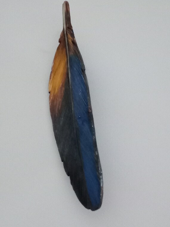 Hand Carved Hand Painted Feather Brooch and Match… - image 3