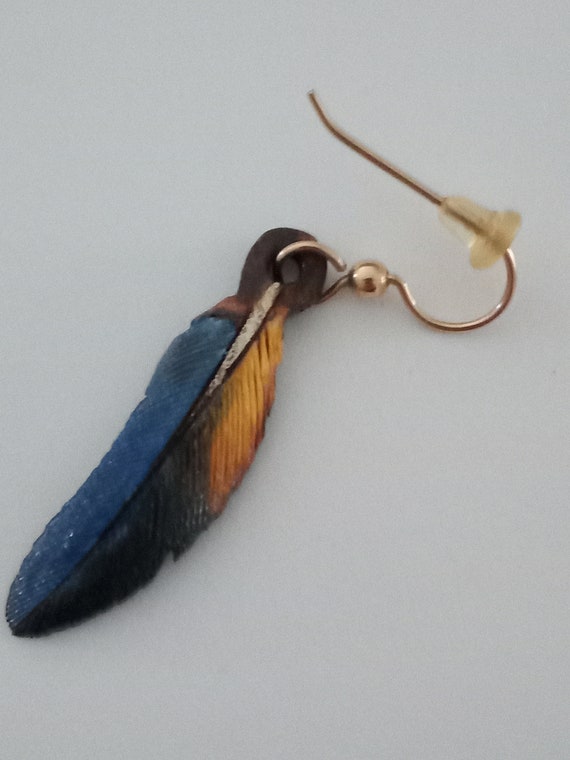 Hand Carved Hand Painted Feather Brooch and Match… - image 5