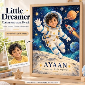 Peut inclure: Un portrait personnalisé encadré montrant un enfant en combinaison d'astronaute flottant dans l'espace au-dessus de la lune. L'œuvre inclut le nom AYAAN, le texte Dream big, little explorer, une fusée, des planètes et des étoiles sur fond nébuleux.