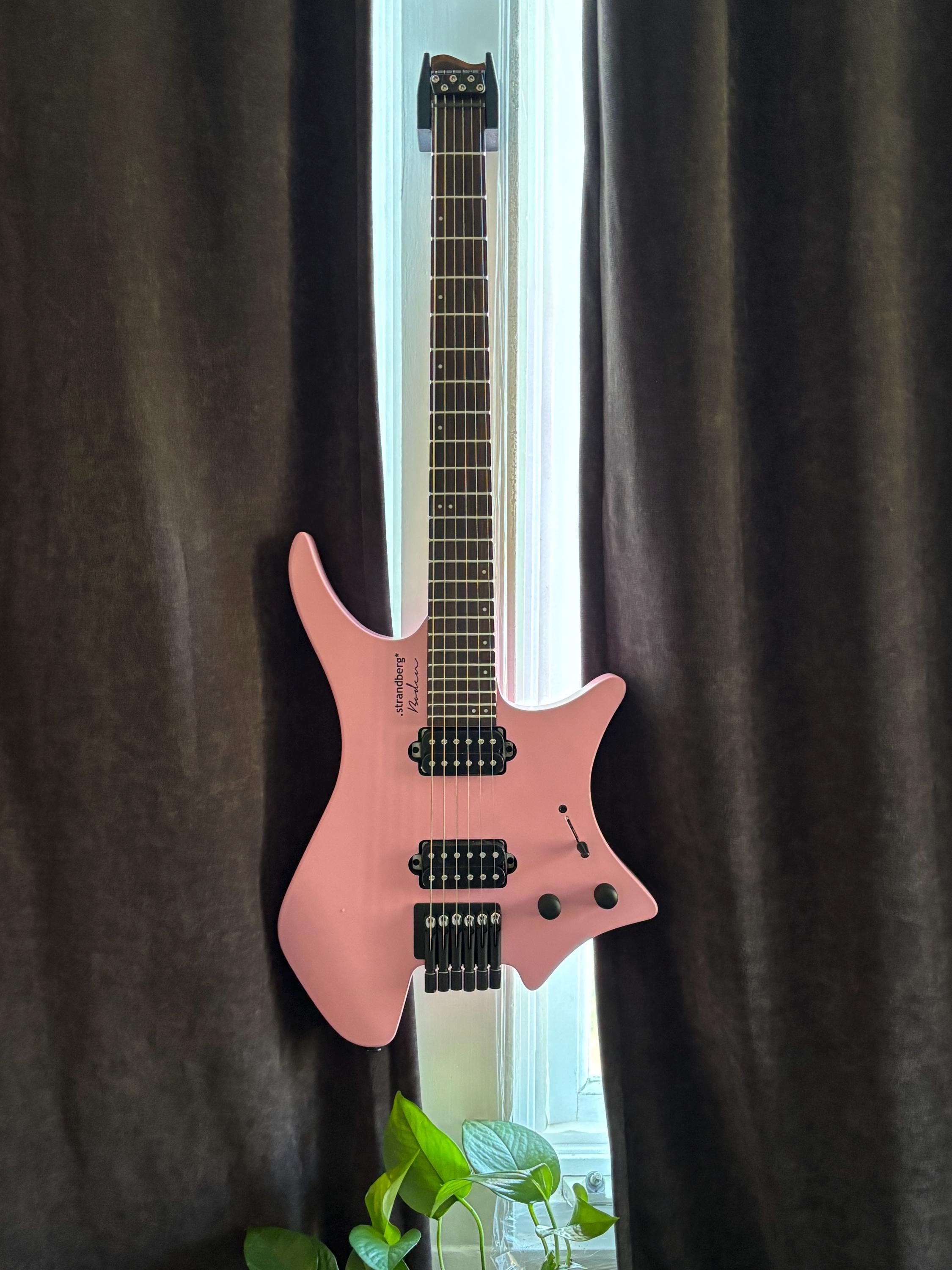 Chitarra Elettrica Headless Bianca – Corpo In Mogano, Tastiera In Palissandro – 24 Tasti