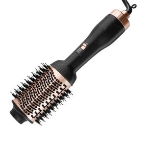 Może przedstawiać: Biały ceramiczny kubek z czarnym uchwytem i napisem "But First, Coffee" czarną, odręczną czcionką. Kubek stoi na białej powierzchni.