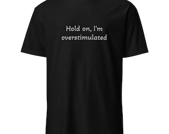 Camiseta unisex de manga corta con mensaje sobre salud mental sobreestimulado