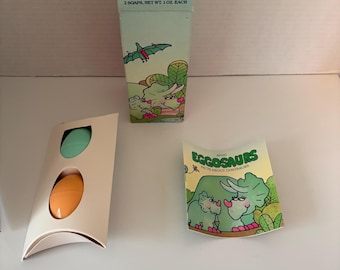 Jabones Avon Eggosaurs vintage de 1986 en forma de huevo de plástico con folleto (NIB)