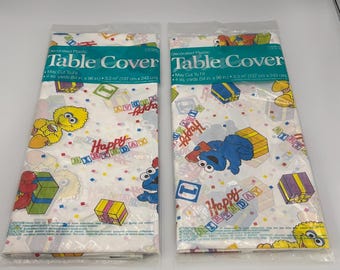 Manteles de plástico vintage NIB (2) de Barrio Sésamo para el primer cumpleaños, 54"x96"