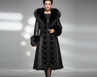 Peut inclure: Un long manteau en cuir noir avec une capuche, des poignets et des panneaux avant garnis de fourrure. Le manteau a une coupe ajustée et une jupe évasée, créant un look sophistiqué. La fourrure est sombre, ajoutant une touche de luxe.