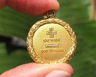 Art Deco Era 18k Yellow Gold A Augis Qu'hier Que Demain Pendant Love Token Charm