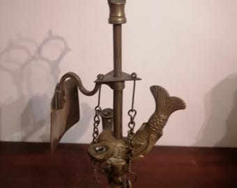 Lámpara de aceite de latón antiguo en forma de pez con herramientas