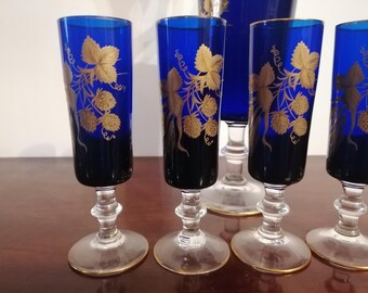 Decantador con copas de cristal estilo Murano.