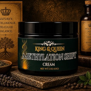 Pode incluir: Um pote preto de creme King & Queen Methylation Shift com um rótulo verde escuro apresentando um gráfico de hélice de DNA dourado e o texto NET WT 4 OZ (113G). O rótulo inclui o nome da marca e o título do produto em letras brancas e douradas.