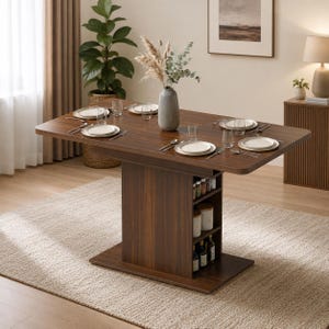 Puede incluir: Una mesa de comedor rectangular marrón oscuro con un estante de almacenamiento incorporado. La mesa está puesta con platos, vasos y cubiertos. Un jarrón con flores está en el centro. La mesa está sobre una alfombra beige.