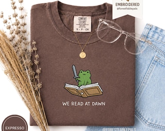 Besticktes Bookish Lustiges Frosch-Lese-Shirt - Wir lesen im Morgengrauen Frosch-T-Stück, Weirdcore-Frosch-Hemd, Englischlehrer-bibliothekar, Frosch-Liebhaber-Geschenk