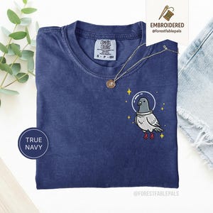 Maglietta con piccione spaziale, maglietta con piccione divertente ricamato, maglietta con simpatico animale cosmico, maglietta Comfort Colors, regalo per amanti dei piccioni, maglietta con animale carino True Navy