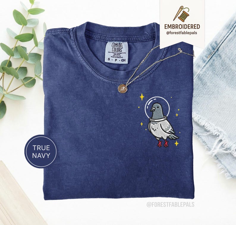 Maglietta con piccione spaziale, maglietta con piccione divertente ricamato, maglietta con simpatico animale cosmico, maglietta Comfort Colors, regalo per amanti dei piccioni, maglietta con animale carino True Navy