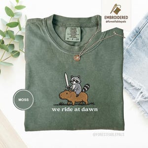 Vi rider i gryningen broderad fånig tvättbjörns-capybara-tröja, rolig Ren Faire-tröja, söt djurtröja, Cottagecore-tröja, kaotiskt djur