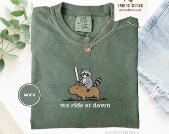 Waschbär Capybara Shirt, lustiges Ren Faire Shirt, süßes Tier Shirt, Cottagecore Shirt, chaotische Tiere bestickt