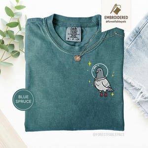 Maglietta con piccione spaziale, maglietta con piccione divertente ricamato, maglietta con simpatico animale cosmico, maglietta Comfort Colors, regalo per amanti dei piccioni, maglietta con animale carino Blue Spruce