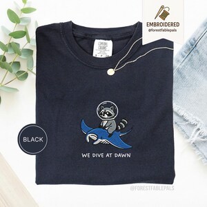 Chemise brodée de raies manta raton laveur - Nous plongeons à l'aube, chemise drôle d'animal de l'océan, t-shirt mignon de raton laveur, cadeau de la vie marine, Comfort Colors® Black