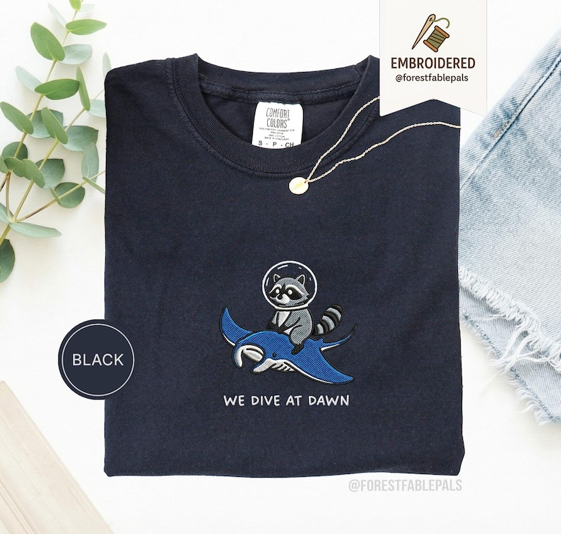 Chemise brodée de raies manta raton laveur - Nous plongeons à l'aube, chemise drôle d'animal de l'océan, t-shirt mignon de raton laveur, cadeau de la vie marine, Comfort Colors® Black
