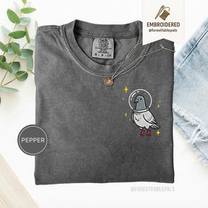 Maglietta con piccione spaziale, maglietta con piccione divertente ricamato, maglietta con simpatico animale cosmico, maglietta Comfort Colors, regalo per amanti dei piccioni, maglietta con animale carino Pepper