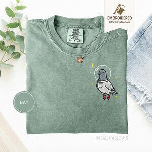 Maglietta con piccione spaziale, maglietta con piccione divertente ricamato, maglietta con simpatico animale cosmico, maglietta Comfort Colors, regalo per amanti dei piccioni, maglietta con animale carino Bay