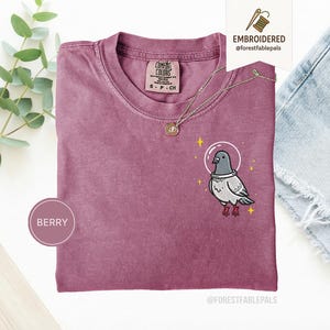 Maglietta con piccione spaziale, maglietta con piccione divertente ricamato, maglietta con simpatico animale cosmico, maglietta Comfort Colors, regalo per amanti dei piccioni, maglietta con animale carino Berry