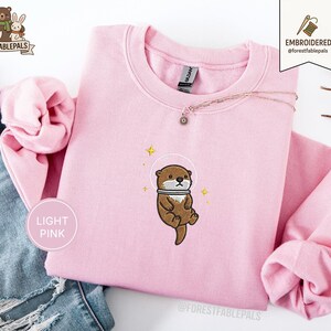 Raum Seeotter Sweatshirt, bestickter Otter Pullover, süßes kosmisches Tier Sweatshirt, Seeotter Liebhaber Geschenk, süßes Tier Sweatshirt Light Pink