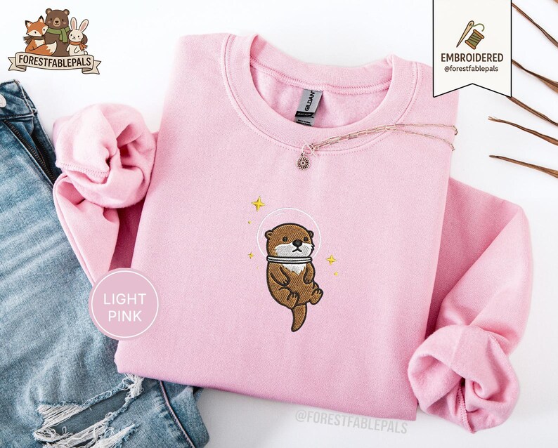 Raum Seeotter Sweatshirt, bestickter Otter Pullover, süßes kosmisches Tier Sweatshirt, Seeotter Liebhaber Geschenk, süßes Tier Sweatshirt Light Pink