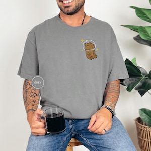 T-shirt Capybara spatial - chemise Capybara brodée, t-shirt animal cosmique mignon, chemise couleurs confort, cadeau pour amateur de Capybara, chemise animal rigolote Grey