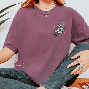 宇宙アライグマTシャツ、刺繍入りおもしろアライグマシャツ、かわいい宇宙動物Tシャツ、コンフォートカラーシャツ、アライグマ好きへのギフト、かわいい動物シャツ 画像 6