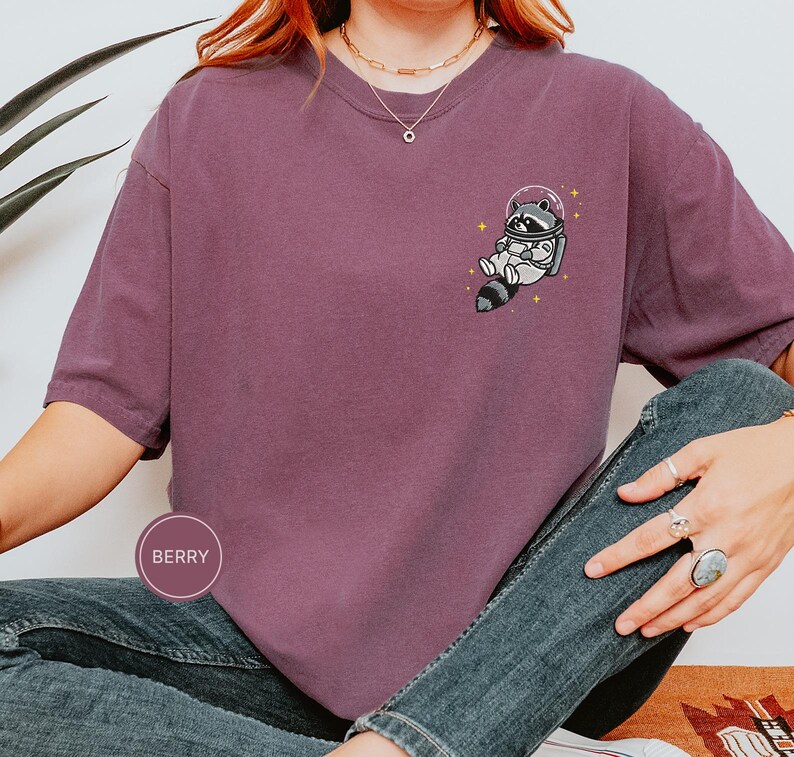 宇宙アライグマTシャツ、刺繍入りおもしろアライグマシャツ、かわいい宇宙動物Tシャツ、コンフォートカラーシャツ、アライグマ好きへのギフト、かわいい動物シャツ 画像 6