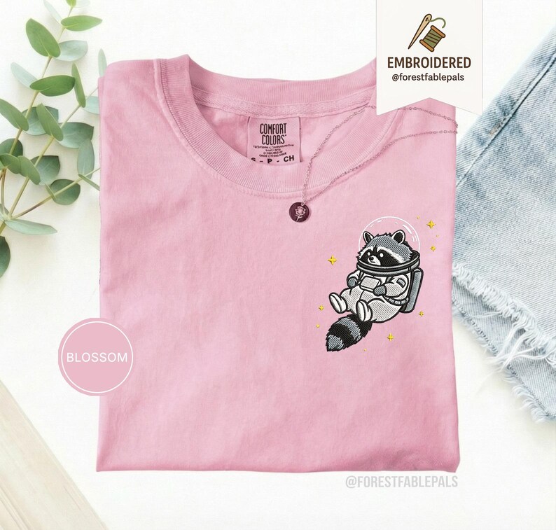 宇宙アライグマTシャツ、刺繍入りおもしろアライグマシャツ、かわいい宇宙動物Tシャツ、コンフォートカラーシャツ、アライグマ好きへのギフト、かわいい動物シャツ Blossom