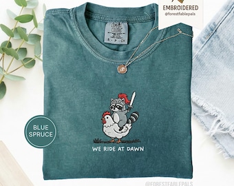Besticktes Waschbär Huhn Shirt - Wir fahren im Morgengrauen, lustiger Waschbär, Ren Faire Kleidung, süßes Tier Geschenk, mittelalterliches Shirt, Komfortfarben