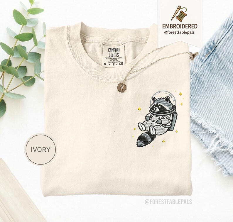 宇宙アライグマTシャツ、刺繍入りおもしろアライグマシャツ、かわいい宇宙動物Tシャツ、コンフォートカラーシャツ、アライグマ好きへのギフト、かわいい動物シャツ Ivory