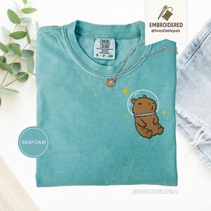 T-shirt Capybara spatial - chemise Capybara brodée, t-shirt animal cosmique mignon, chemise couleurs confort, cadeau pour amateur de Capybara, chemise animal rigolote Seafoam
