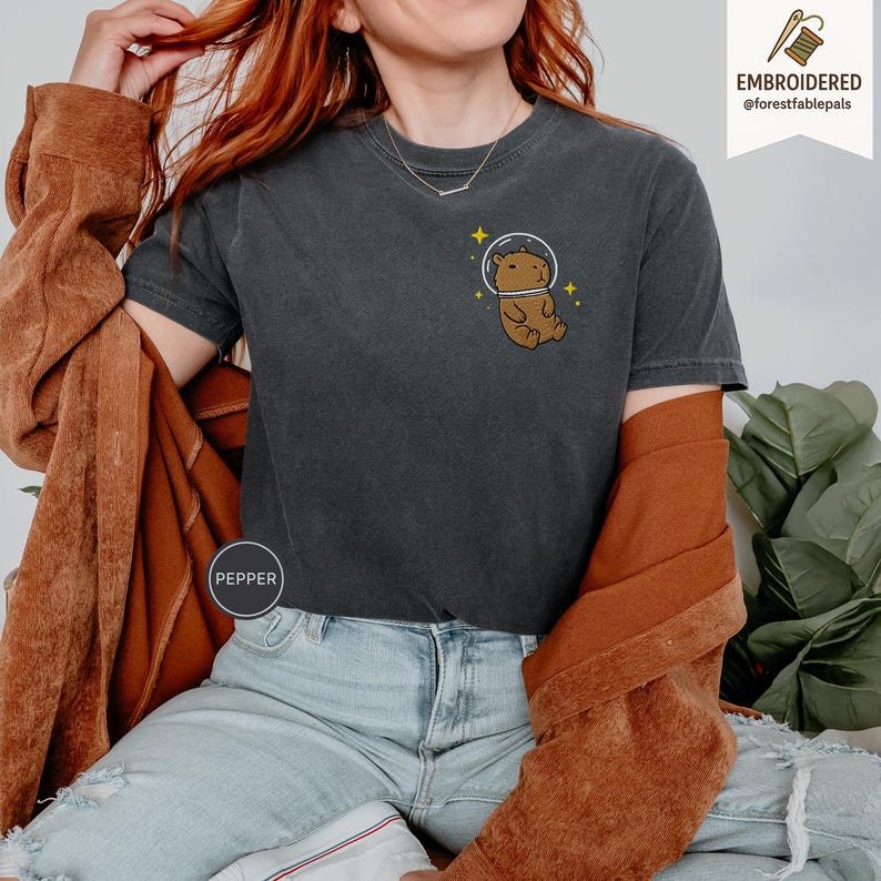T-shirt Capybara spatial - chemise Capybara brodée, t-shirt animal cosmique mignon, chemise couleurs confort, cadeau pour amateur de Capybara, chemise animal rigolote Pepper
