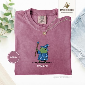 Koszulka z żabą czarodziejem i laską, haftowana średniowieczna żaba, komfortowe kolory 1717, zabawna koszulka DnD, prezent z żabą na renesansowy jarmark