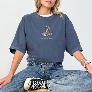 Broderad Corgi valhajskjorta - Vi dyker i gryningen, rolig havsdjurskjorta, söt Corgi-tröja, gåva med marint liv, Comfort Colors® hundskjorta Denim