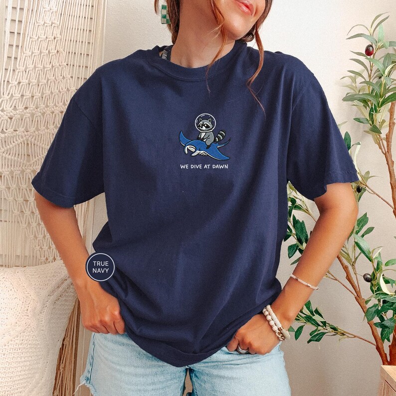 Chemise brodée de raies manta raton laveur - Nous plongeons à l'aube, chemise drôle d'animal de l'océan, t-shirt mignon de raton laveur, cadeau de la vie marine, Comfort Colors® True Navy
