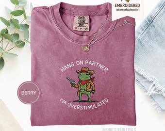 Camiseta bordada con el texto "Agárrate, compañero, estoy sobreestimulado" - Divertida camiseta bordada de rana vaquera, colores cómodos 1717, humor ansioso, divertida camiseta de animales.