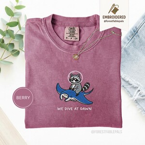 Chemise brodée de raies manta raton laveur - Nous plongeons à l'aube, chemise drôle d'animal de l'océan, t-shirt mignon de raton laveur, cadeau de la vie marine, Comfort Colors® Berry