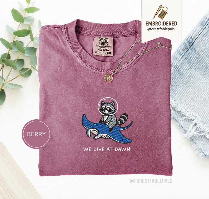 Chemise brodée de raies manta raton laveur - Nous plongeons à l'aube, chemise drôle d'animal de l'océan, t-shirt mignon de raton laveur, cadeau de la vie marine, Comfort Colors® Berry