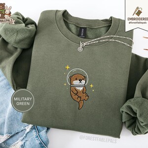 Raum Seeotter Sweatshirt, bestickter Otter Pullover, süßes kosmisches Tier Sweatshirt, Seeotter Liebhaber Geschenk, süßes Tier Sweatshirt Military Green