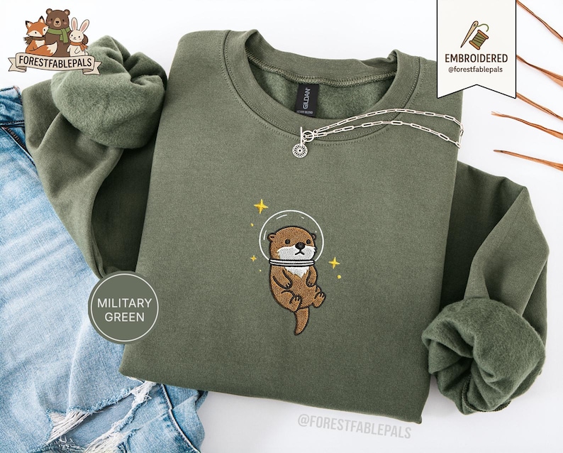 Raum Seeotter Sweatshirt, bestickter Otter Pullover, süßes kosmisches Tier Sweatshirt, Seeotter Liebhaber Geschenk, süßes Tier Sweatshirt Military Green