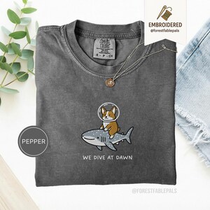 Broderad Corgi valhajskjorta - Vi dyker i gryningen, rolig havsdjurskjorta, söt Corgi-tröja, gåva med marint liv, Comfort Colors® hundskjorta Pepper