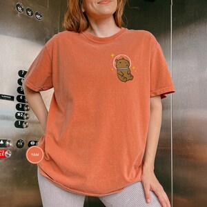 T-shirt Capybara spatial - chemise Capybara brodée, t-shirt animal cosmique mignon, chemise couleurs confort, cadeau pour amateur de Capybara, chemise animal rigolote Yam