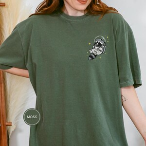 宇宙アライグマTシャツ、刺繍入りおもしろアライグマシャツ、かわいい宇宙動物Tシャツ、コンフォートカラーシャツ、アライグマ好きへのギフト、かわいい動物シャツ 画像 4