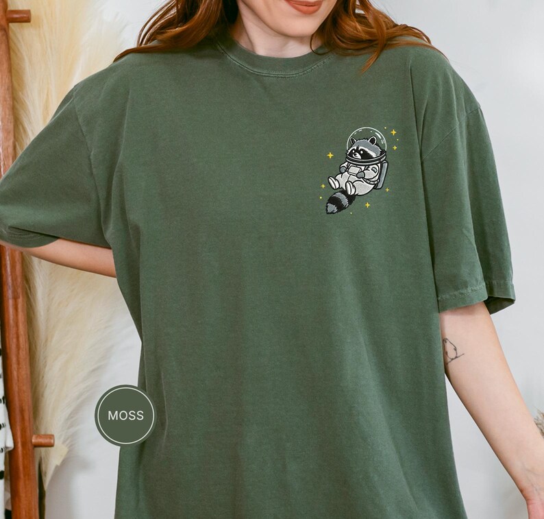 宇宙アライグマTシャツ、刺繍入りおもしろアライグマシャツ、かわいい宇宙動物Tシャツ、コンフォートカラーシャツ、アライグマ好きへのギフト、かわいい動物シャツ 画像 4